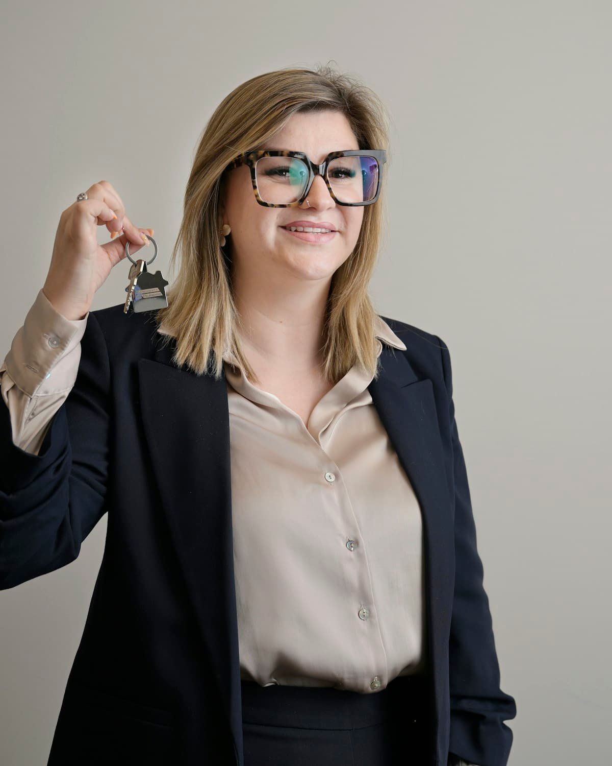 Karen Bissoneault, souriante, clés en main